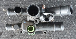 TERMOSTAT OBUDOWA ZAWÓR  06A121513 1J0819809 VW AUDI 1.6