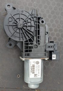 SILNICZEK SZYBY PRAWY PRZÓD 6Q2959801E SKODA FABIA II 