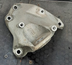 ŁAPA SKRZYNI BIEGÓW 8E0399113P AUDI A4 B7 3.2 FSI AUK