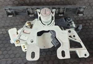 ZAMEK KLAPY BAGAŻNIKA 3B0827297H VW PASSAT B5 SEDAN