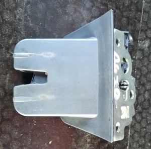 ZAMEK KLAPY BAGAŻNIKA ELEKTRYCZNEJ 4 PINY AUDI A4 B8 KOMBI