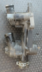 OBUDOWA TERMOSTATU 1.6 16V 03C121026M VW AUDI SEAT SKODA