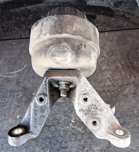 ŁAPA PODUSZKA SILNIKA 4F0199307M AUDI A6 C6 2.4 B V6