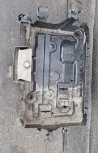 PODSTAWA AKUMULATORA 13296473 OPEL CORSA D
