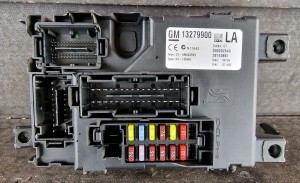 SKRZYNKA BEZPIECZNIKÓW 13279900 OPEL CORSA D 1.3 CDTI