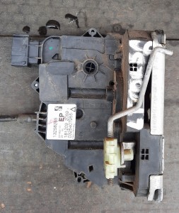 ZAMEK DRZWI LEWY TYŁ 13258265EP OPEL CORSA D
