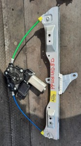 PODNOŚNIK MECHANIZM SZYBY PRAWY PRZÓD 13298154  OPEL CORSA D