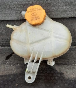 ZBIORNIK WYRÓWNAWCZY 55702164 OPEL CORSA D LIFT 1.2 B