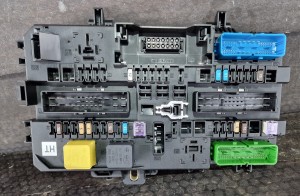 SKRZYNKA BEZPIECZNIKÓW 13222173 OPEL ASTRA H KOMBI