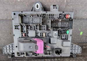 SKRZYNKA BEZPIECZNIKÓW 13343949 OPEL ASTRA IV 2.0 CDTI