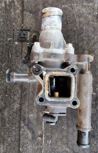 OBUDOWA TERMOSTATU 12992383 24405922 1.6 16 V Z16XER OPEL