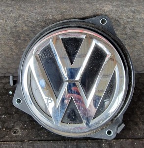 ZNACZEK EMBLEMAT KLAMKA KLAPY 6C6827469 VW POLO 6C