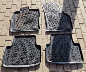 DYWANIKI GUMOWE 5E1061550 KOMPLET SKODA OCTAVIA III