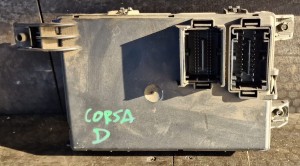 SKRZYNKA BEZPIECZNIKÓW 13217394EH OPEL CORSA D