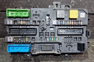 SKRZYNKA BEZPIECZNIKÓW 13180775 OPEL ASTRA H