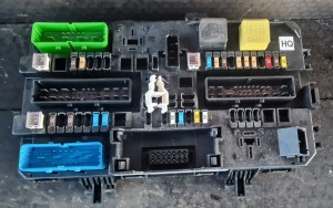 SKRZYNKA BEZPIECZNIKÓW 13220831 OPEL ZAFIRA B