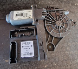SILNICZEK SZYBY PRAWY PRZÓD 5K0959792 1T0959702R VW GOLF VI 6 kombi