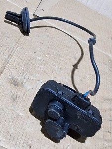 SIŁOWNIK KLAPKI PALIWA 5N0810773E  VW GOLF VI 6 KOMBI