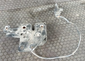 ZAMEK MASKI PRZÓD 4F0823509A AUDI A6 C6 