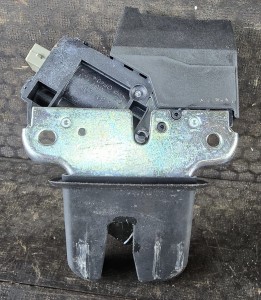 ZAMEK KLAPY BAGAŻNIKA 4F5827505D SEAT EXEO SEDAN 