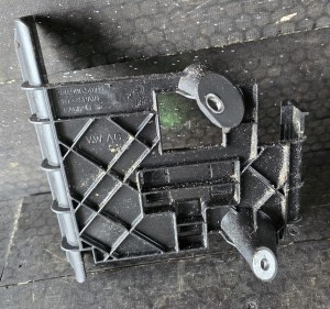 UCHWYT MOCOWANIE PODSTAWA STEROWNIKA SILNIKA 2Q0906507D SKODA SCALA 1.5 TSI