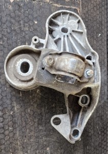 ŁAPA PODUSZKA SILNIKA 4F0199351S AUDI A6 C6 3.0 TDI