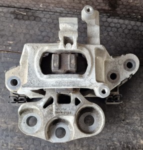 ŁAPA PODUSZKA SILNIKA 39070281 OPEL ASTRA K V 1.6 CDTI