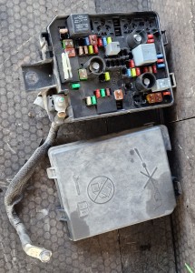 SKRZYNKA PUSZKA BEZPIECZNIKÓW 39036047 OPEL CORSA E 1.3 CDTI