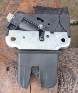 ZAMEK RYGIEL KLAPY BAGAŻNIKA 4F5827505D VW JETTA 
