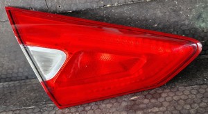 LAMPA LEWA TYŁ W KLAPĘ NISSAN PULSAR
