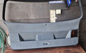TAPICERKA WYGŁUSZENIE KLAPY BAGAŻNIKA 5K6867605 VW GOLF VI HB