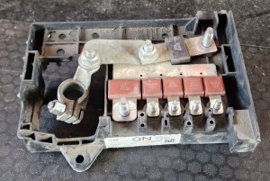 SKRZYNKA BEZPIECZNIKÓW KLEMA PLUSOWA 13302307 OPEL ASTRA J IV 2.0 CDTI