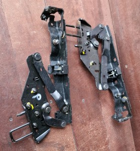 SIŁOWNIK ZAWIAS DACHU PRAWY LEWY 93162672 93162673 OPEL TIGRA B