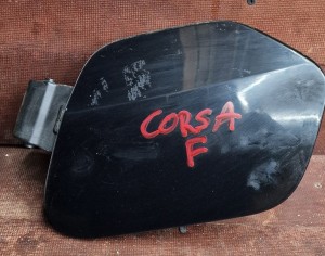 Klapka wlewu paliwa 39167574 OPEL CORSA F 5D 1.2 THP