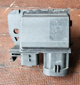 Rezystor opornica wentylatora 9847019780 Opel Astra L VI Kombi 1.5 cdti