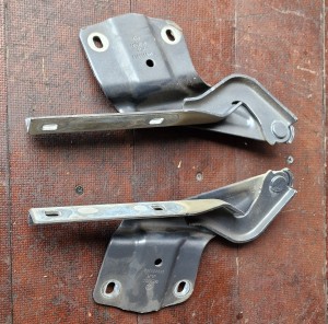 Zawiasy maski komplet 5C6823301 5C6823302 VW Jetta 5C6 