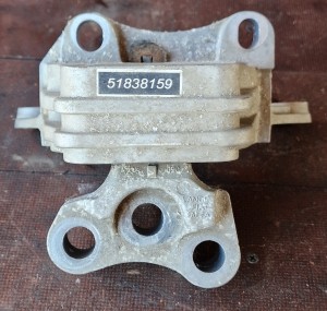 Łapa skrzyni biegów 51838159 Alfa Romeo Giulietta 5d 1.4 turbo
