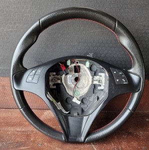 Kierownica multifunkcja skóra czerwona nitka 01560979700 Alfa Romeo Giulietta